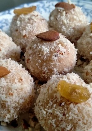 A picture of Coconut ladoo.