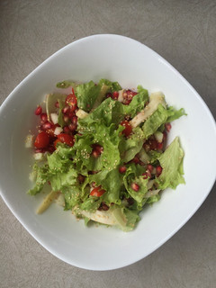 Una foto de Ensalada fresca con granada