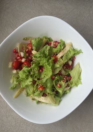 Una foto de Ensalada fresca con granada