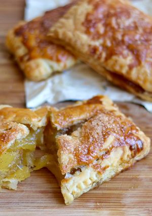 A picture of Pineapple and apple pie 🥧 🍍 🍏.