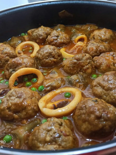 Una foto de Guiso de albóndigas con calamar y alcachofas