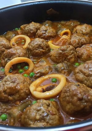Una foto de Guiso de albóndigas con calamar y alcachofas