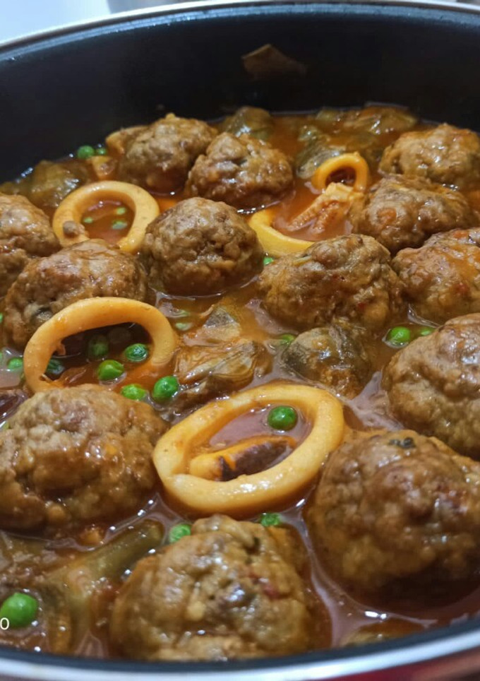 Una foto de Guiso de albóndigas con calamar y alcachofas