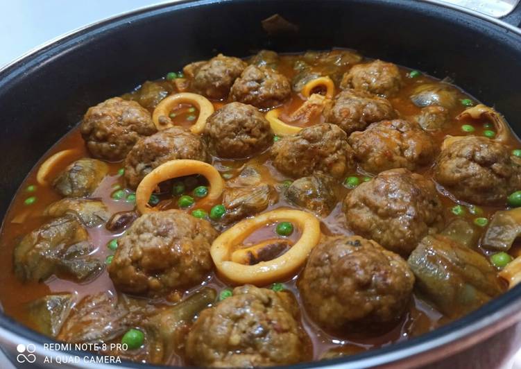 Guiso de albóndigas con calamar y alcachofas
