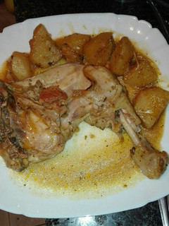 Una foto de Muslo de Pollo a las finas hierbas al horno con patatas