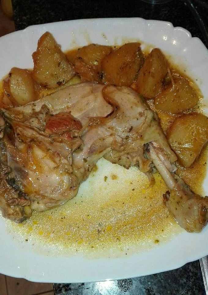 Una foto de Muslo de Pollo a las finas hierbas al horno con patatas