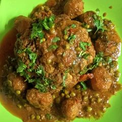 A picture of Dum Gobhi with Aloo Matar.