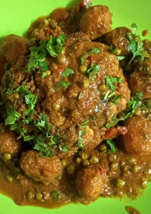A picture of Dum Gobhi with Aloo Matar.