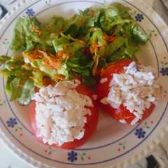 Una foto de Tomates rellenos rápidos