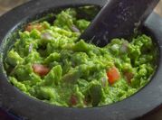Una foto de guacamole con ajo