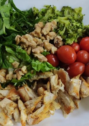 Una foto de Ensalada Mixta 3 🍅🥦🥬🥜🍗🥗