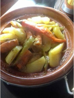 Una foto de Tajine de pollo con verduras
