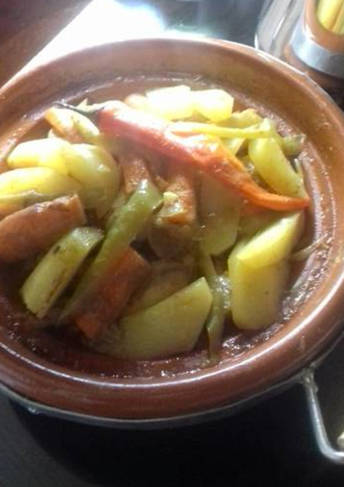 Una foto de Tajine de pollo con verduras