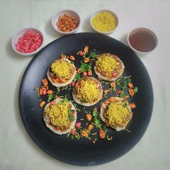 A picture of Dabeli crunch.