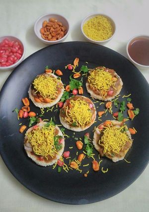 A picture of Dabeli crunch.