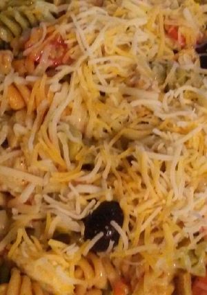 A picture of Easy Puerto Rican style chicken pasta salad.