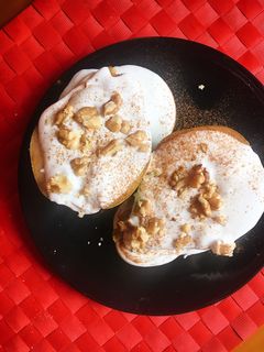 Una foto de Pera con yogur griego de cabra y nueces