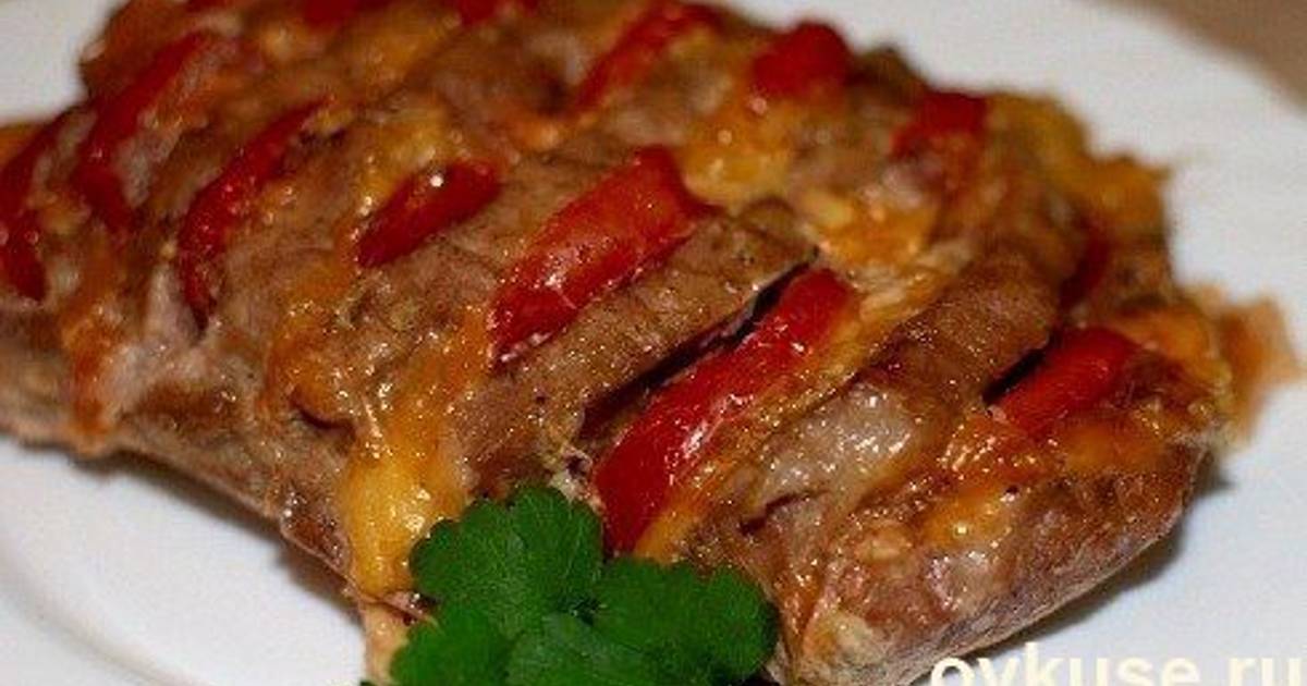 Мясо в духовке из свинины с помидорами. Мясо в духовке из свинины с помидорами и сыром. Свинина в духовке с помидорами и сыром. Мясо с духовке с помидоркой.