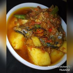 A picture of Potato nd fish sauce.