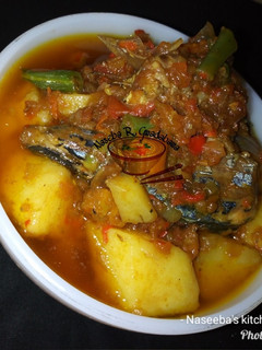 A picture of Potato nd fish sauce.