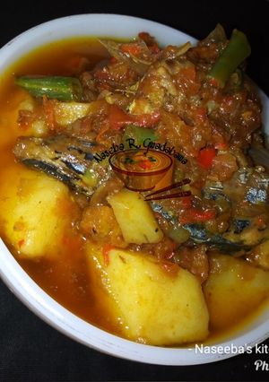 A picture of Potato nd fish sauce.