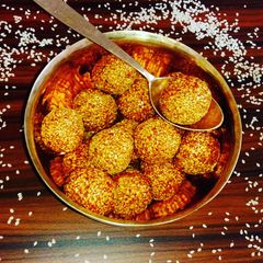 A picture of Til gur ke laddu.