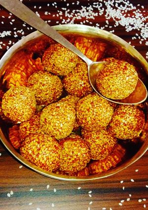 A picture of Til gur ke laddu.