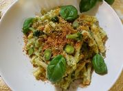 Una foto di pasta con broccolo