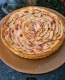 Tarta de manzana con mermelada de fresa