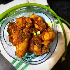 A picture of Onion Stalk Chicken Curry (Peyajkoli Murgi).