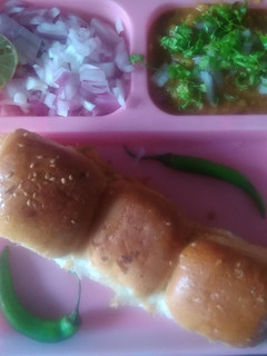 पाव भाजी(pav bhaji recipe in hindi) रेसिपी मुख्य फोटो