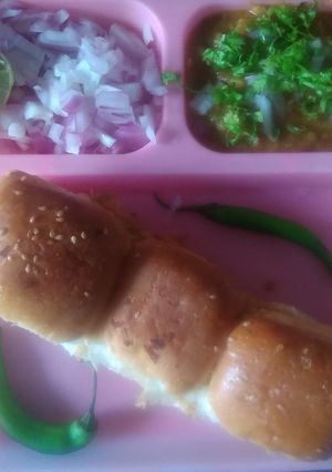 पाव भाजी(pav bhaji recipe in hindi) रेसिपी मुख्य फोटो