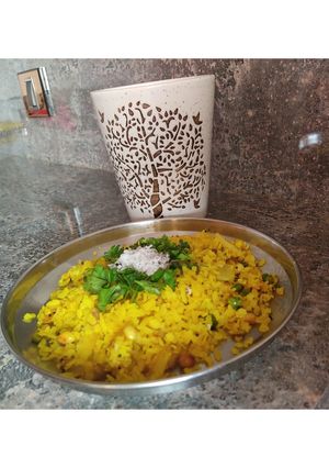 कांदे बटाटे पोहे (Kande batata pohe recipe in marathi) रेसिपी चे मुख्य फोटो 