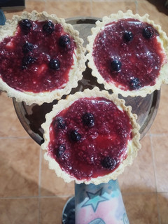 Una foto de Tartitas de arándanos y frambuesas