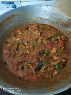 காளான் குழம்பு(mushroom curry recipe in tamil) செய்முறை முக்கிய புகைப்படம்