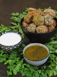 Foto di Ta'ameya di fave con salsa allo yogurt e pesto alla menta