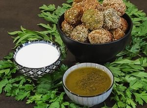 Foto di Ta'ameya di fave con salsa allo yogurt e pesto alla menta