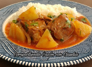 Una foto de Costillas de cerdo con papas en jugo🌺