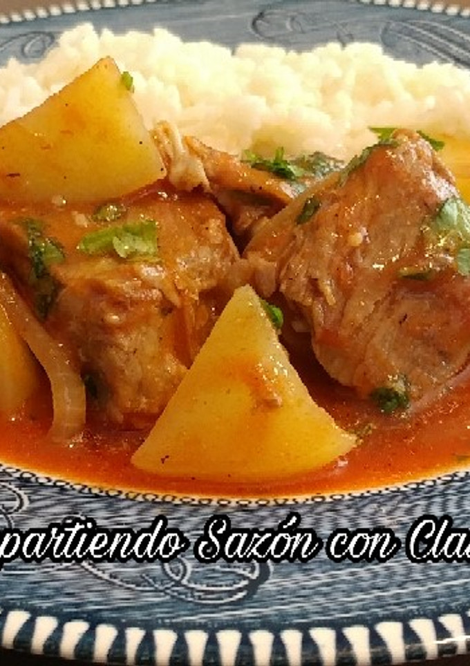 Una foto de Costillas de cerdo con papas en jugo🌺