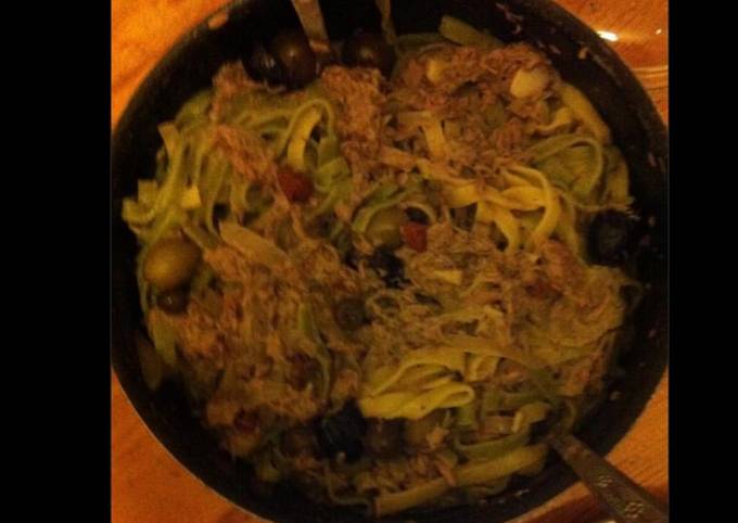 Tagliatelles bicolores au thon et olives