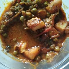 A picture of Aloo matar.