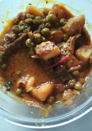 A picture of Aloo matar.