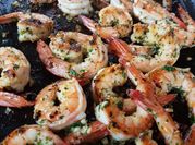 Une photo de crevette marinade