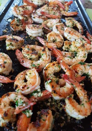 Une photo de Gambas marinés et snackés à l'ail et persil