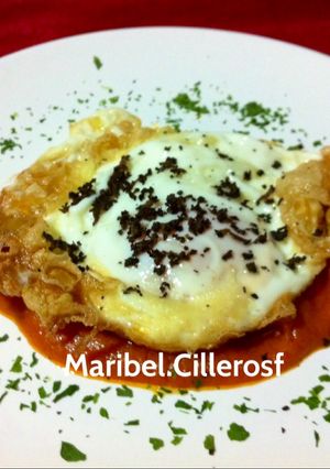 Foto principal de Huevo frito con salsa brava y trufa rallada
