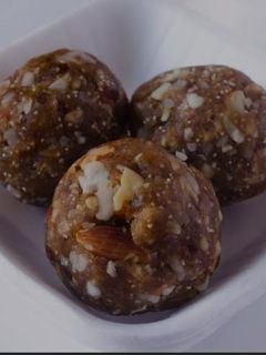 खजूर ड्रायफ्रुट्स लाडू (khajur dry fruits ladoo recipe in marathi) रेसिपी चे मुख्य फोटो 