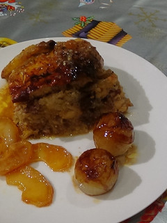 Una foto de Pollo de corral, relleno con cebollitas confitadas