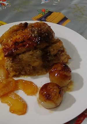 Una foto de Pollo de corral, relleno con cebollitas confitadas