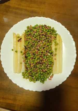 Una foto de Guisantes con jamón y espárragos