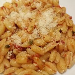 A picture of Pasta rustica piccante spicy garlic and herb pasta.